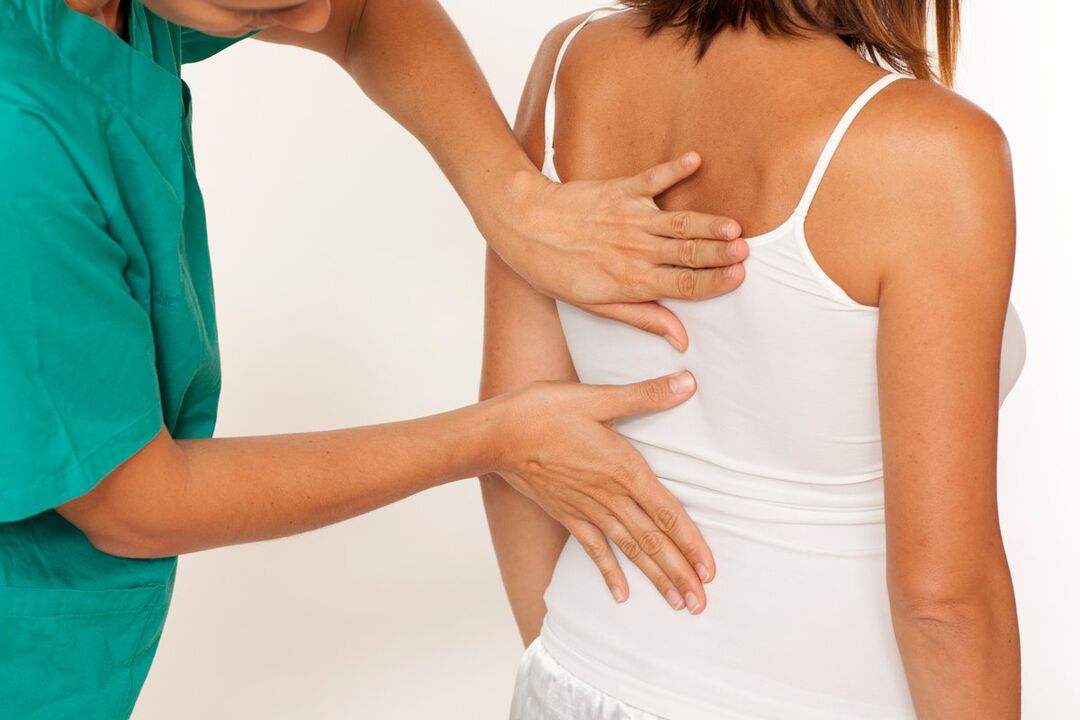 le médecin examinera votre dos pour une douleur à l'omoplate
