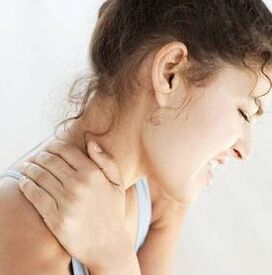 L'ostéochondose cervicale entraîne le serrage des nerfs sur le cou