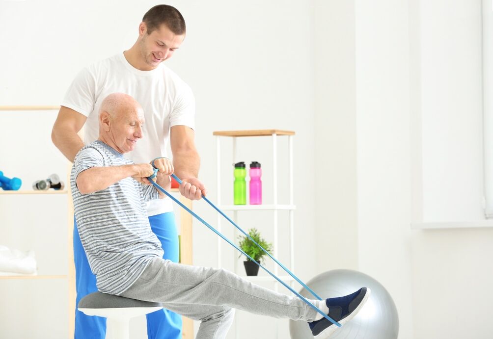 Thérapie de la coxarthrose chez un homme âgé avec thérapie par l'exercice
