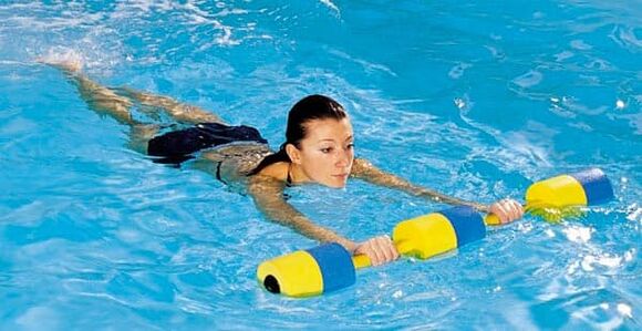 Nager pour prévenir l'ostéochondrose de la colonne thoracique